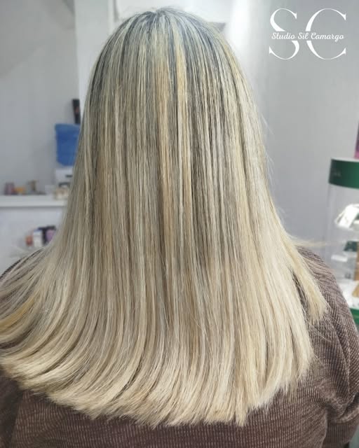 Resultado de cabelo loiro publicado pelo Studio Sil Camargo