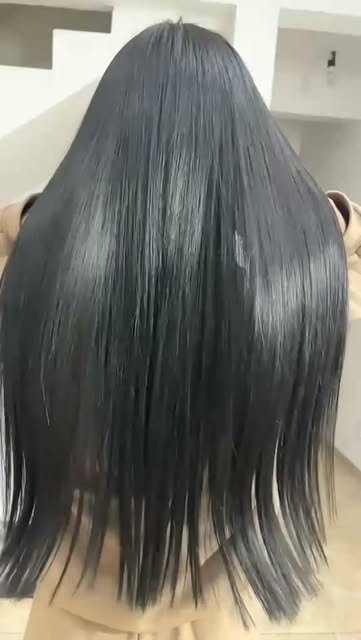 Cabelo liso e brilhante em publicação do Studio Sil Camargo